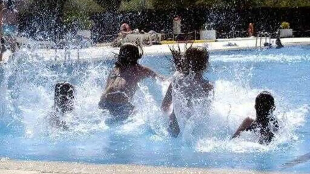 ni&ntilde;os jugando en una piscina