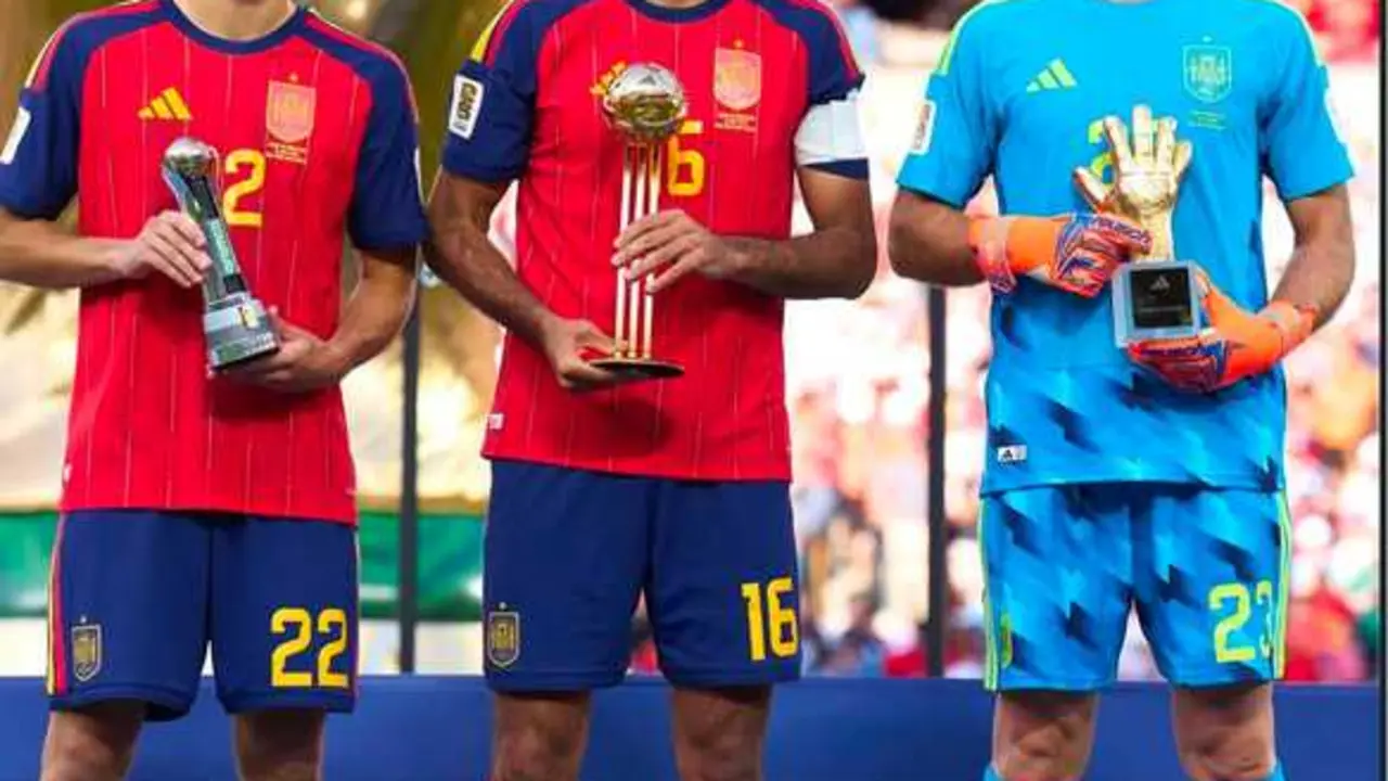 Unai Simon, GUante de Oro del Mundial, junto a Rodri y Curbas&iacute;, tambi&eacute;n premiados. Foto p&aacute;gina oficial La Roja