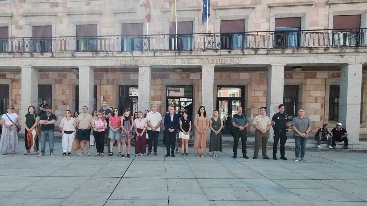 Minuto de silencio frente a la Subdelgaci&oacute;n del Gobierno en Zamora