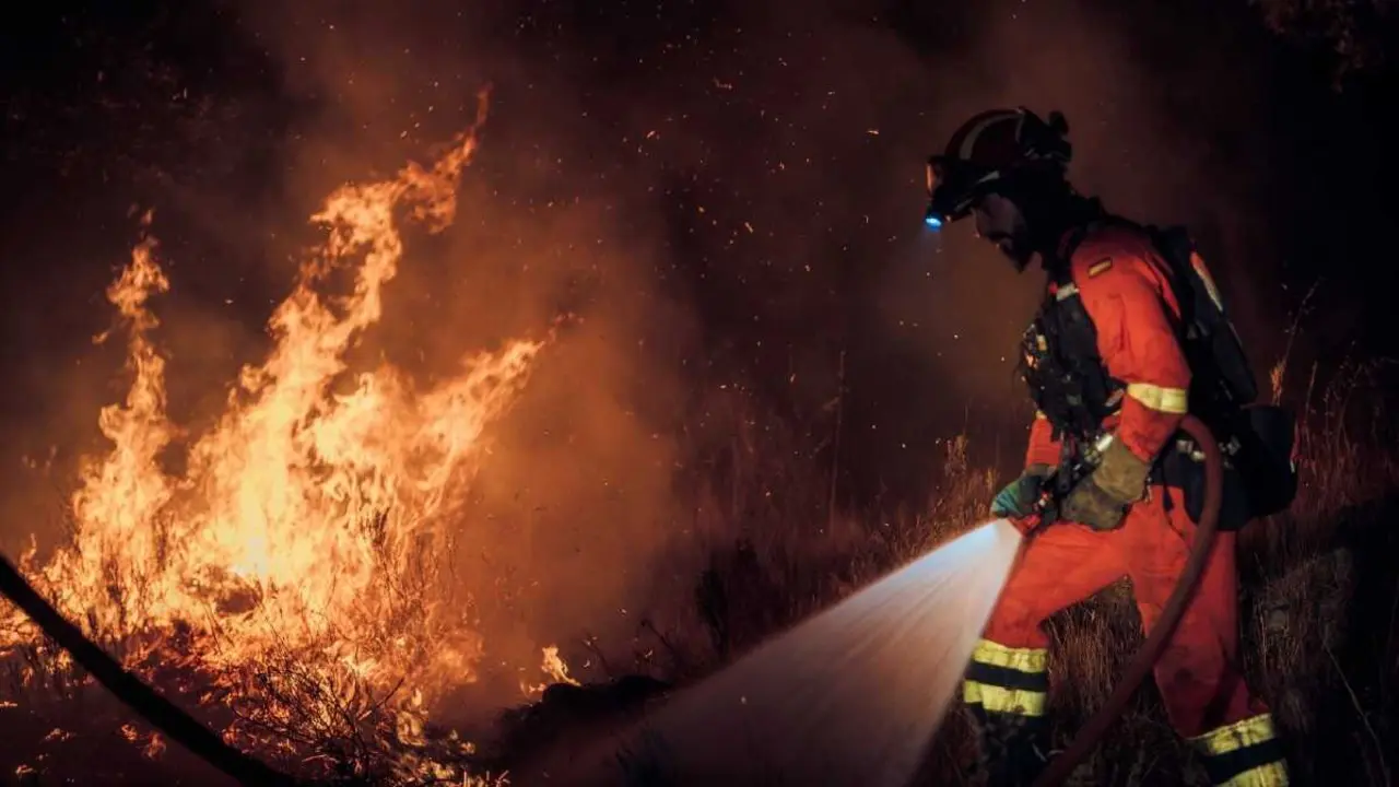 Trabajos de la UME contra el fuego. Foto &aacute;vilared