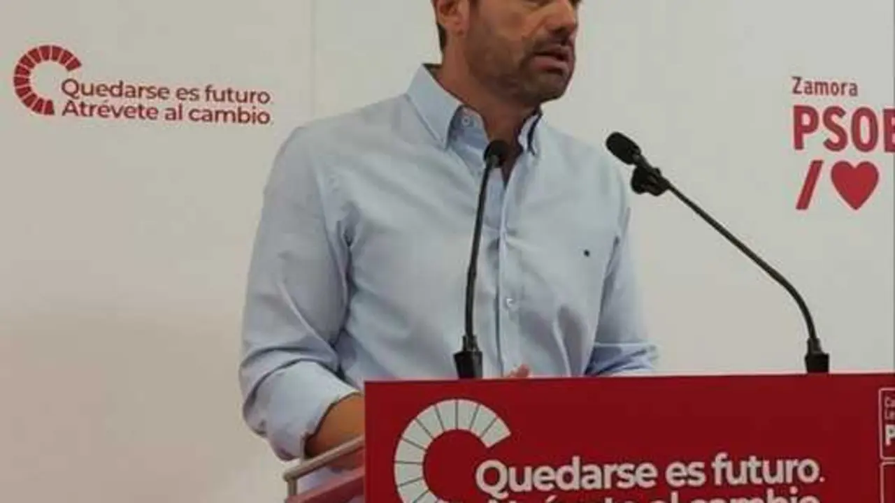 Antidio Fag&uacute;ndez en rueda de prensa en la sede del PSOE de Zamora