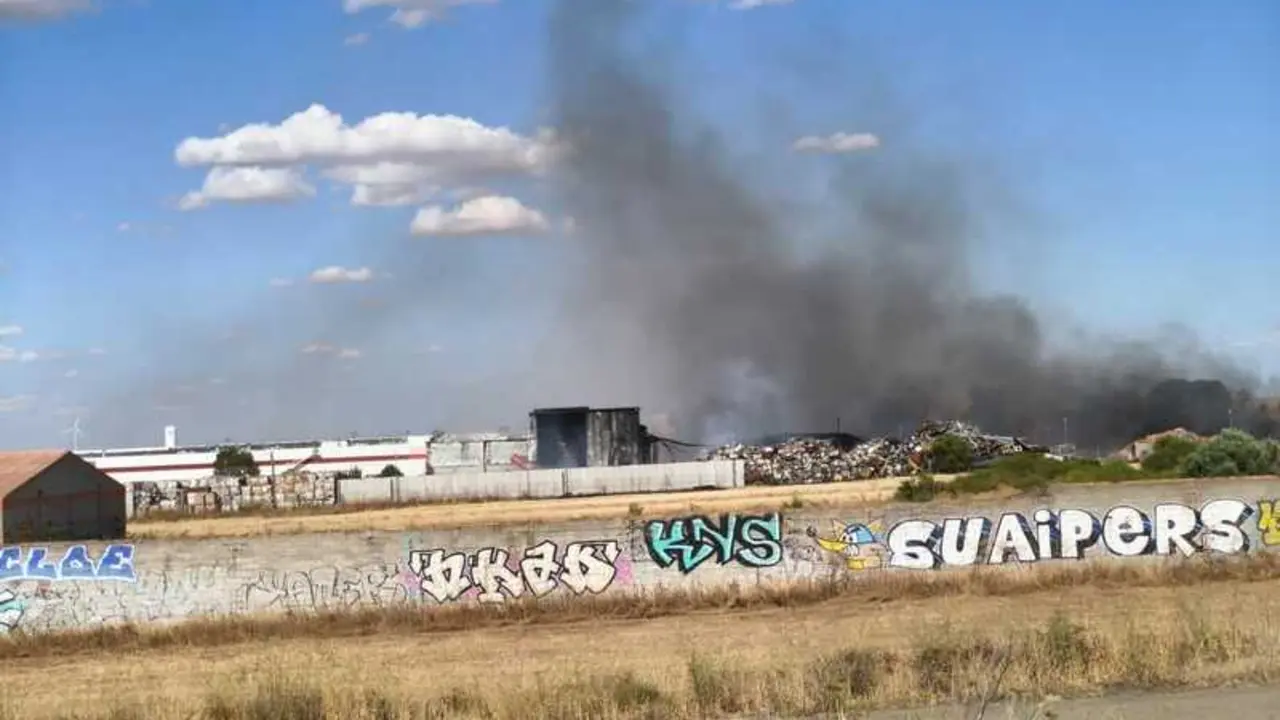 La columna de humo por el fuego en Roales desciende