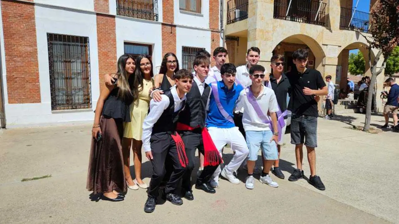 Los quintos de Villaf&aacute;fila en la Plaza Mayor del pueblo. Foto Interbenavente