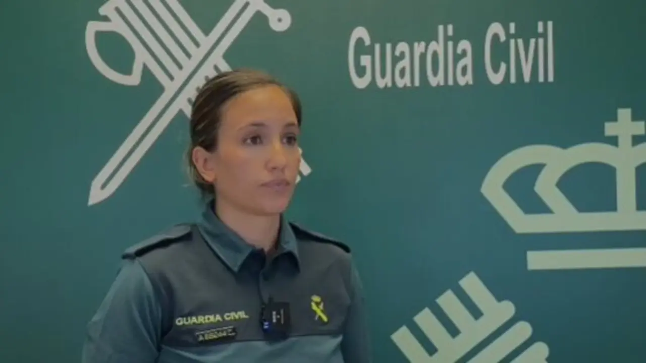 Una guardia civil explica el dispositivo de la Benem&eacute;rita para el eclipse