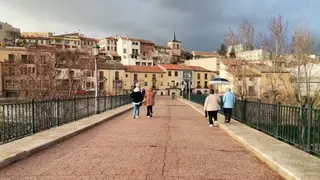 Varios zamoranos pasean por el Puente de Piedra