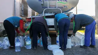 Vecinos de un pueblo se abastecen de agua de un camión cisterna de la Diputación