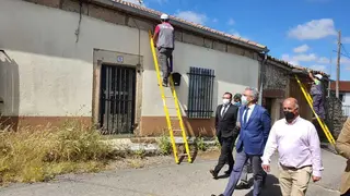 Operarios instalan la fibra óptica en Fresno de Sayago