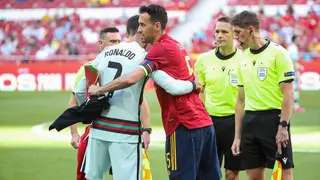 Busquets saluda a Cristiano Ronaldo en el duelo contra Portugal