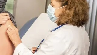 Una mujer recibe la vacuna contra el coronavirus