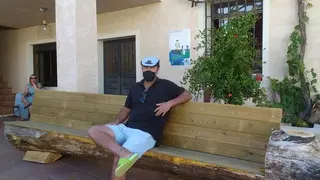 V&iacute;ctor Luna, en el patio del alojamiento rural