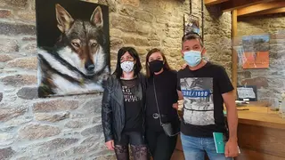 Eva María Lobato, a la izquierda, posa delante del cuadro