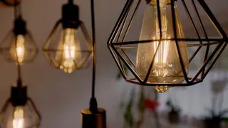 Bombillas encendidas. Foto Facua