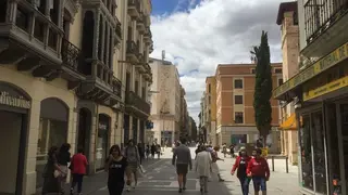 Gente en la calle Santa Clara