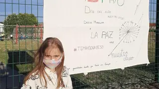 La pequeña Paula posando con la bolsa que le realizaron sus compañeros y su profesora