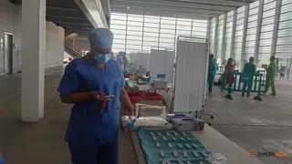 Una enfermera comprueba los resultados del cribado a los más jóvenes