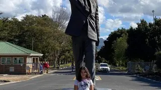Annalisa, la hija de Miguel Ángel Calvo, frente al monumento de Mandela