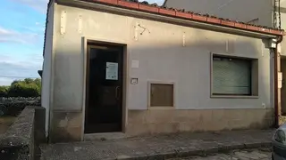 Aspecto que presenta desde esta semana la antigua oficina de Ibercaja