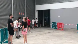 Cola de j&oacute;venes a la espera de recibir la vacuna en Ifeza