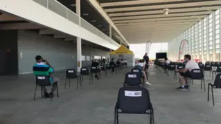 Jóvenes se vacunan en Ifeza