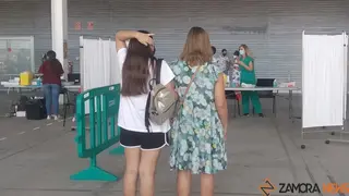 Una menor acompañada espera su vacuna en Ifeza