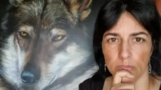 Eva María posa junto a la obra de Venus