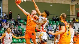 Entrada a canasta del Aquimisa Carbajosa ante el CB Zamora. | FOTO: Aquimisa Carbajosa