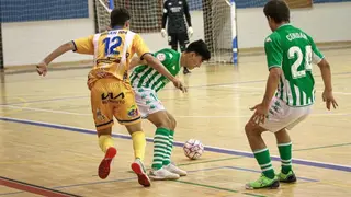 Un lance de juego en el partido entre el Real Betis B y Atl&eacute;tico Benavente. | FOTO:  Real Betis B