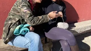 Noelia Fraile orienta a su hija durante una creación de ganchillo