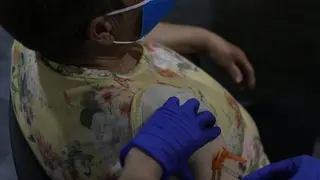 Una persona recibe la vacuna contra el coronavirus