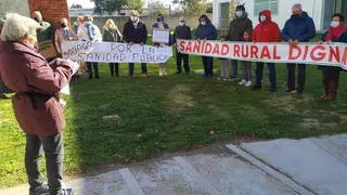 15 Concentración frente al centro de Bermillo