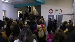 Asamblea de trabajadores en el edificio de Plaza de Alemania. Foto Marcos Vicente