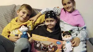 La pequeña Paula junto a sus hermanos. Fotografía: CEDIDA