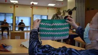 Una usuario recibe uno de los regalos de la iniciativa "Teje por ellos"