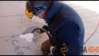 Borrado de pintadas en un edificio de Zamora