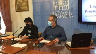 El alcalde del Ayuntamiento de Zamora, Francisco Guarido, junto al concejal de Hacienda, Diego Bernardo