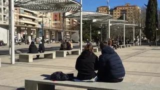 Gente en la Plaza de la Marina
