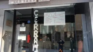 Cartel de cierre en una tienda de San Torcuato