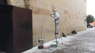 Trabajadores limpiando la fachada del Museo Etnográfico