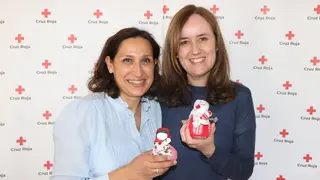 Ana Villoria y Susana Reglero posan con algunas de las muñecas motanka hechas a mano