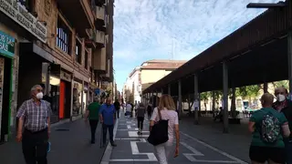 Gente por la calle Santa Clara