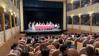 Asamblea de trabajadores de Siro en el Teatro Latorre de Toro