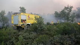Efectivos de la Junta trabajando en el incendio en la Sierra de la Culebra. Fotografía: Consejería de Medio Ambiente