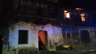 Casa alcanzada por el fuego en Villardeciervos