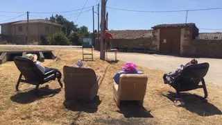 Mayos apostados a la entrada de Figueruela de Sayago