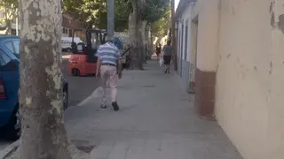 Viandantes por la calle Salamanca de Zamora