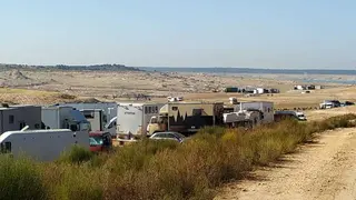 Caravanas desplegadas en la explanada de Argusino. Fotografía: Lorenzo Ferrero