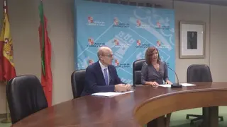 Clara San Damián en rueda de prensa, junto al director provincial de Educación
