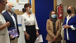 Clara San Damián y Montserrat Chimeno durante la apertura de la campaña de vacunación de la cuarta dosis contra la Covid