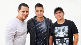 Miguel Álvarez junto al dúo cubano Buena Fe