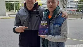 El autor muestra su libro tras la entrevista
